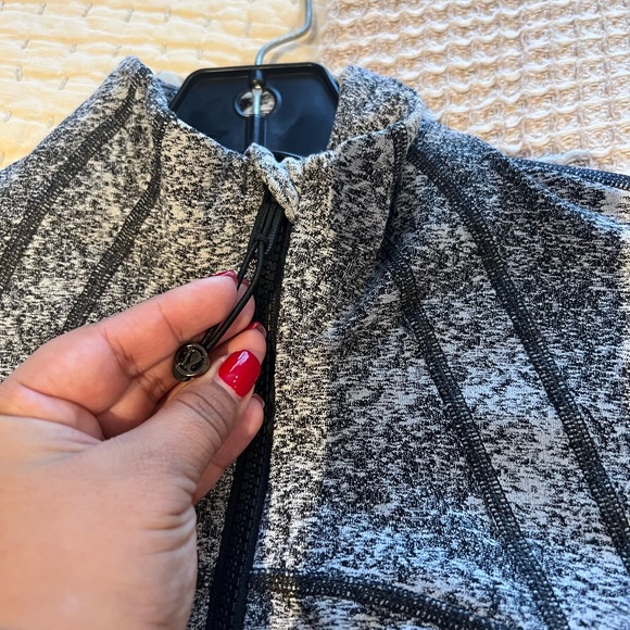 lululemon size 4 jacket - Picture 3 of 4